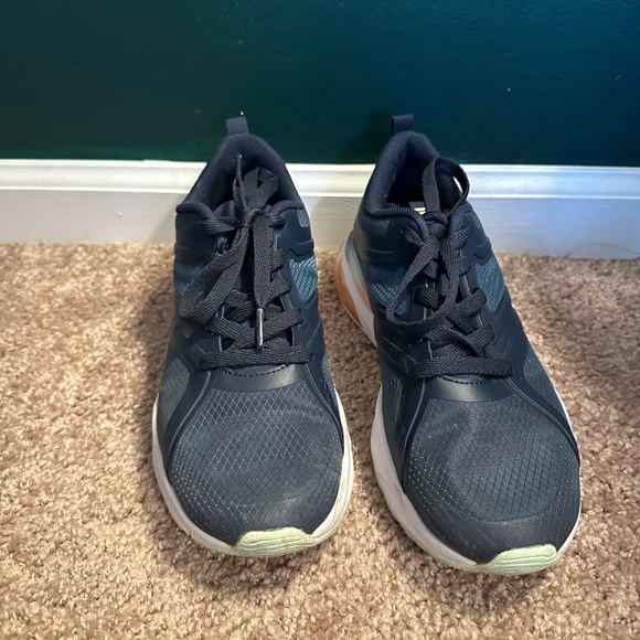 Fabletics sneakers size 7, navy with navy laces - Picture 3 of 5